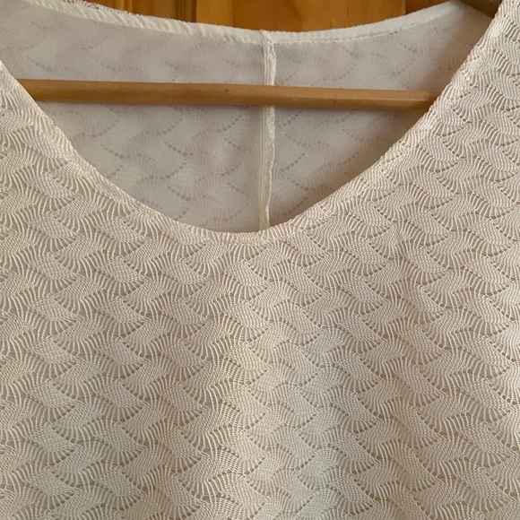 NWOT Beautiful Tiered Scallop Blouse Lined Size M - Picture 4 of 4